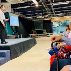 Abraham Magaña, Líder del Mañana dando conferencia en Toastmasters.