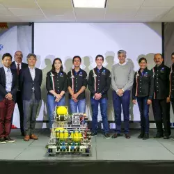 Capitanes y patrocinadores junto a su robot.