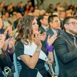 Daniela Gordillo recibe premio Rómulo Garza otorgado por el Tec por libro Nutrición Molecular