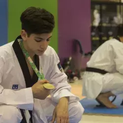 Joseph posando con su medalla de oro de la competencia nacional juvenil.