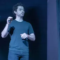 Alejandro "chino" de la garza dando su TedTalk en Sinaloa.