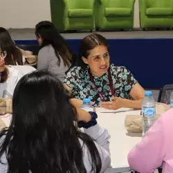 Profesora compartiendo su experiencia en las ciencias