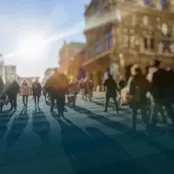 Foto nueva normalidad poblacion en las calles