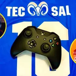 Alan Gloria con control de Xbox y jersey del Tec