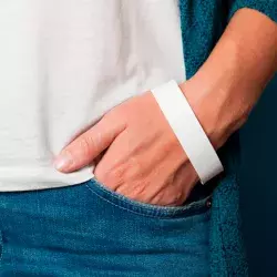 Con pulsera inteligente busca acabar con la violencia de género