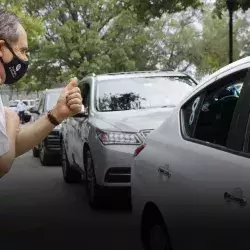 Salvador Alva saluda a participantes en su caravana de despedida