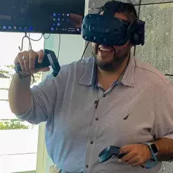 Profesor Horacio con equipo de realidad virtual