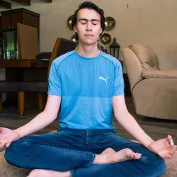 Alumno meditando entre clases