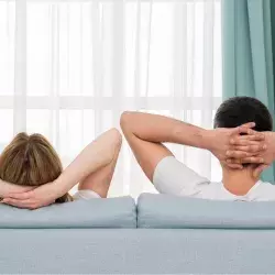 Mujer y hombre relajándose