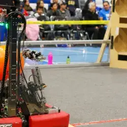FRF: robot de competencia FIRST en cancha de juego durante en FRF 2019