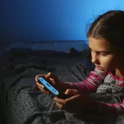 Niña con videojuegoo