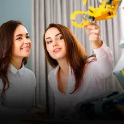 Mujeres interactuando con una maquinaria de ingeniería