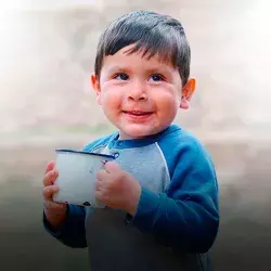 combate al hambre, niño portando una taza en sus manos