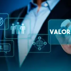 Hombre escribiendo la palabra valores, colaboración