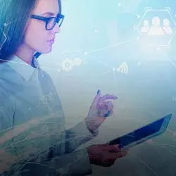 Mujer sosteniendo una tablet , alusión a temática tecnológica