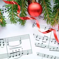 esferas navideñas junto a acordes musicales