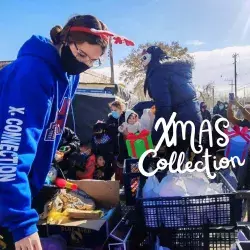 Ileana Álvarez entregando los regalos junto a su familia.