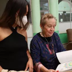 La iniciativa adopta una abuelita dona comida a mujeres de escasos recursos.