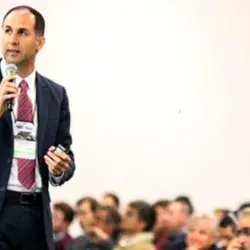 José Ángel García Elizondo dando una plática