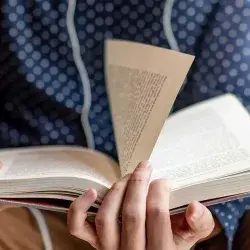 Joven leyendo día mundial del libro y los derechos de autor