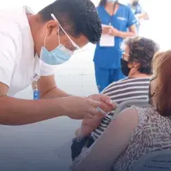 Vacunan más de 2 mil 400 personas en campus Monterrey