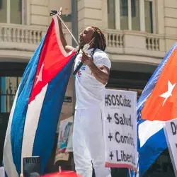 Manifestante en calles de La Habana