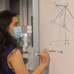 karla-munguia-resolviendo-un-problema-en-un-pizarron