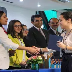 Mariana Acebo recibiendo su diploma en TecMun 2019