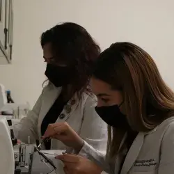 Alumnos aprenden de histopatología para investigar, en el marco de la Semana de innovación del Tec Guadalajara.