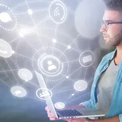 Techvolution: la visión de experiencias ágil y sencillas del Tec de Monterrey para su comunidad (ilustrada con un joven tomando una computadora y saliendo de ella elementos digitales visuales)