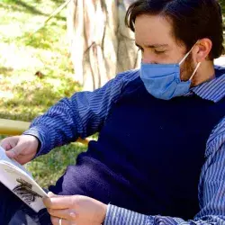 Profesor Tec con libro de cuentos