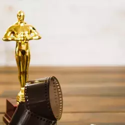 estatuilla de los premios oscar sobre una mesa