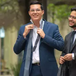 Alumno de Biotecnologia se acomoda la corbata 