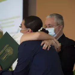 El personal de Enfermería recibió los reconocimientos de manos de los pacientes que los nominaron.