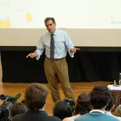 Lorenzo Córdova en campus Monterrey, conversatorio universitario