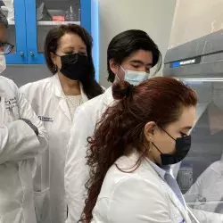 Médicos investigadores reciben beca para investigar el cáncer de cérvix.