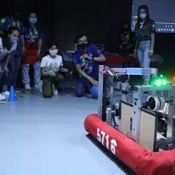 Equipo de KeyBot junto a niños y robot de competencias en el museo El Rehilete
