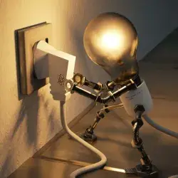 Foto sosteniendo un cable enchufado