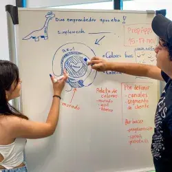Alumnos de prepatec escribiendo en una pizarra sobre su app de salud mental mundthy