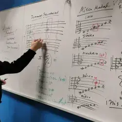 Profesor del Tec imparte clase de música