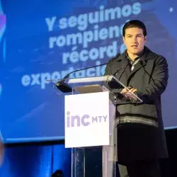 Samuel García dio un discurso en INCmty sobre la plataforma de apoyo de emprendimiento Peak Nuevo León