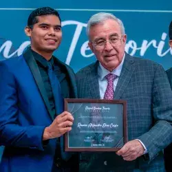 Ramón Díaz recibiendo galardón estatal por sus labores sociales