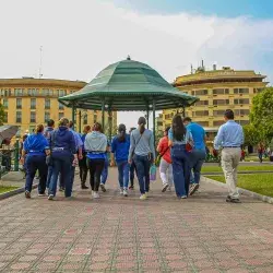 Profesores tec dando recorrido por la plaza de la libertad