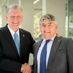 Ricardo Saldíva, nuevo presidente del Consejo Directivo y del Comité de Gobierno del Tecnológico de Monterrey para 2023-2028, con José Antonio Fernández, presidente saliente, quien tuvo el cargo durante 11 años 