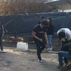 Preparación del terreno donde se edificará la casa del proyecto TECHO, por parte de alumnos