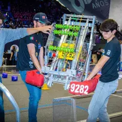 equipo sinavolt durante concurso regional de robótica