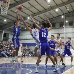 Ricardo Maciel, jugador de Borregos Hidalgo realizando una colada en medio de 2 jugadores.