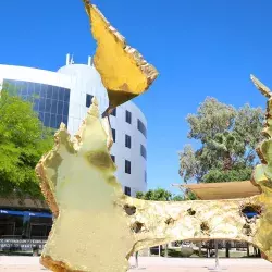 Escultura de Rogelio Madero en Plaza Estudiantil de campus Laguna