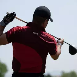 Jugador de golf de espaldas después de un tiro