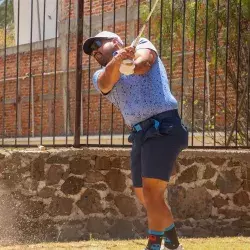 Golfista haciendo un tiro en el EXATEC Blue Open Irapuato